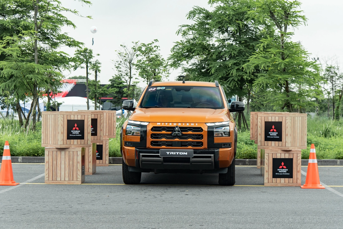 Vắt sức Mitsubishi Xforce leo dốc cao 8 mét và loạt bài thử ra trò, lại còn free tại Hà Nội- Ảnh 27. Đưa Xforce leo dốc cao 8m và loạt bài thử 'vắt sức' xe Mitsubishi - Ảnh 27.