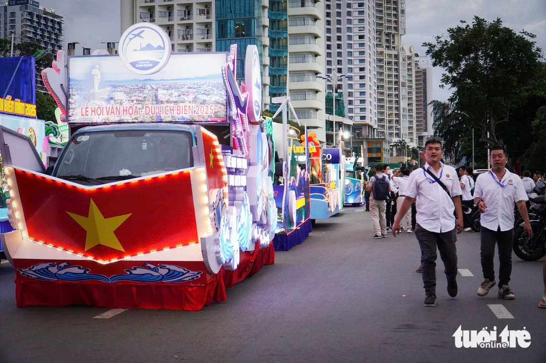 Rực rỡ lễ hội Carnival trên đường phố Nha Trang - Ảnh 2. Nha Trang - Ảnh 2.