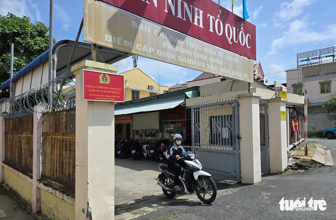 Nhiều trụ sở công an ở TP.HCM đổi bảng có tên phường mới- Ảnh 1. công an - Ảnh 1.