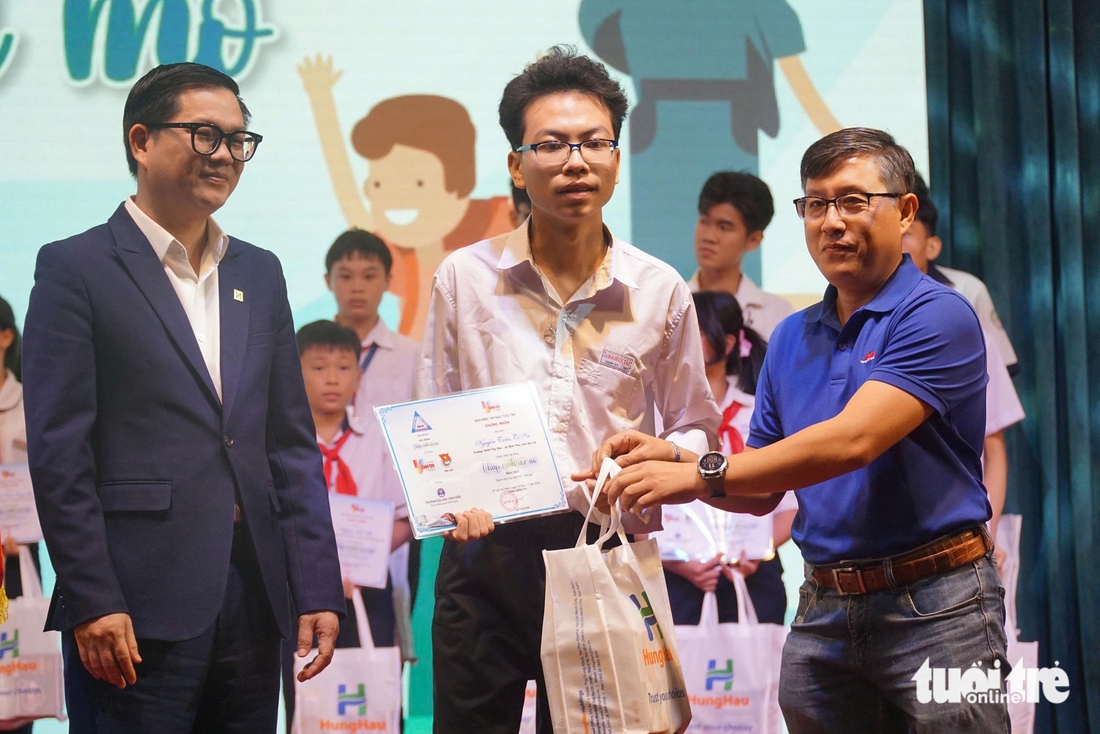 Tôn vinh những bông hoa ngát hương trên hành trình vượt khó đến trường - Ảnh 11. Chắp cánh ước mơ cho những khát khao học tập vượt lên trong gian khó - Ảnh 11.