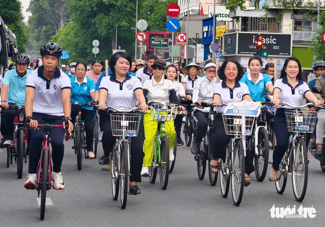 Hơn 100 người đạp xe diễu hành đến chợ Bến Thành mừng thành lập phường Bến Thành Hơn 100 người đạp xe diễu hành đến chợ Bến Thành mừng thành lập phường Bến Thành