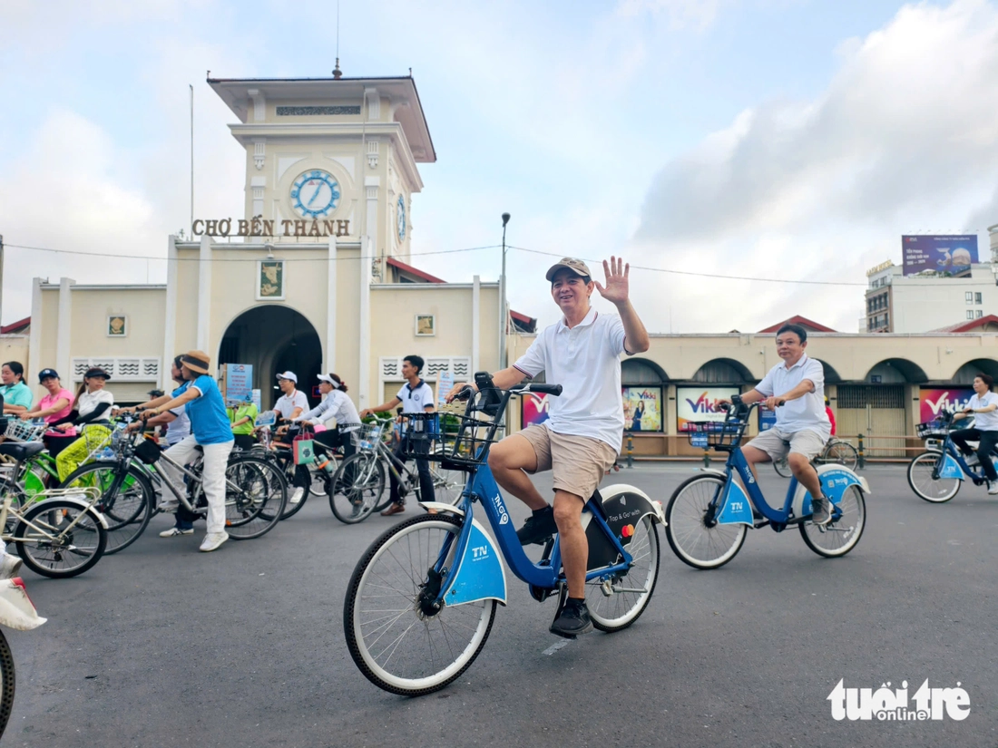Hơn 100 người đạp xe diễu hành đến chợ Bến Thành mừng thành lập phường Bến Thành - Ảnh 6.