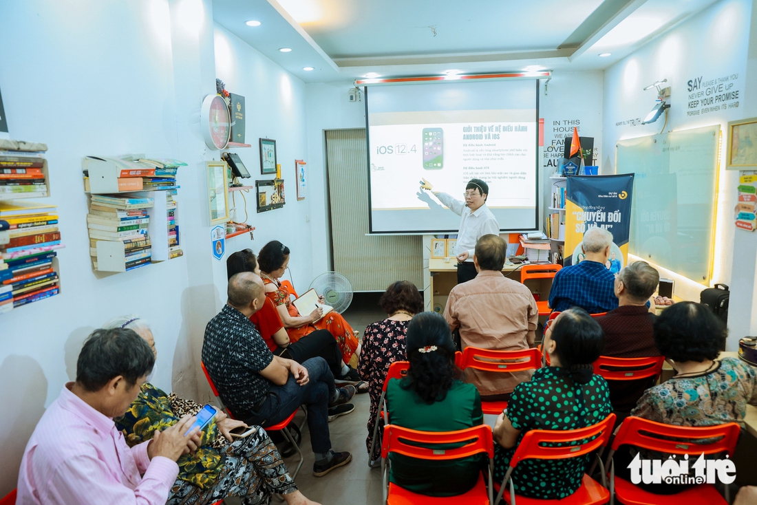Thầy giáo mở lớp học AI và chuyển đổi số miễn phí cho người cao tuổi - Ảnh 1.