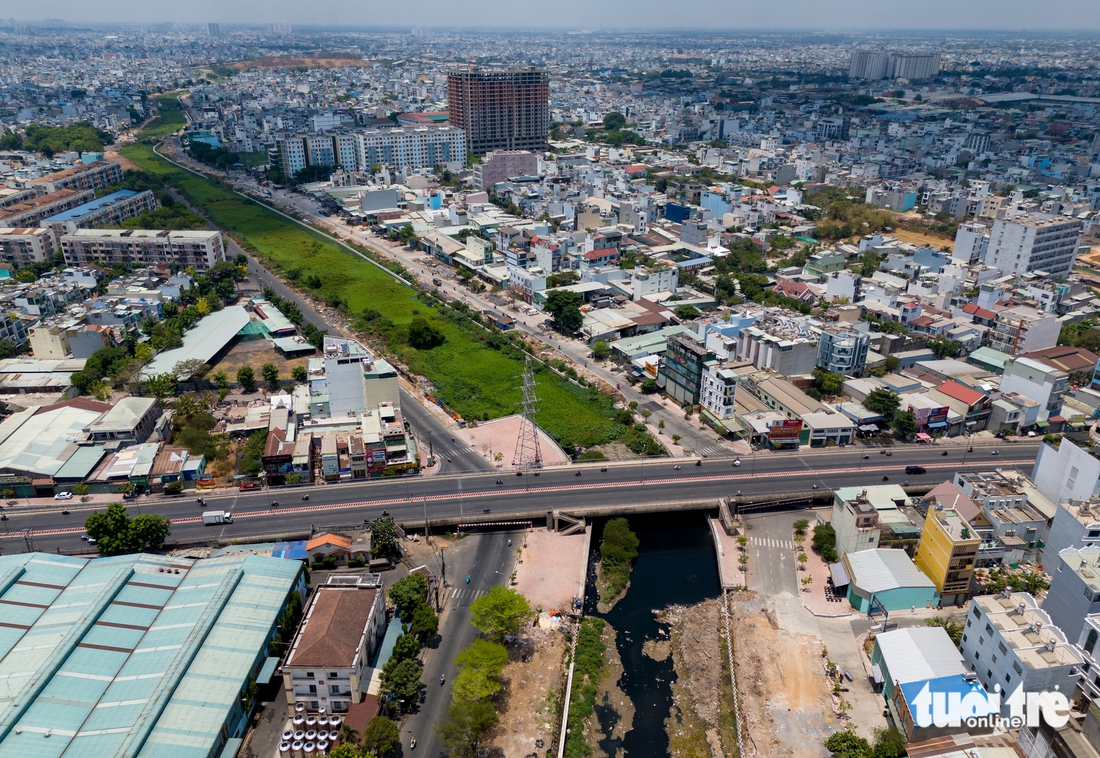 Dự án cải tạo kênh Tham Lương - Bến Cát - rạch Nước Lên chậm: Nơi thảm nhựa, nơi cây cỏ quá đầu - Ảnh 3.