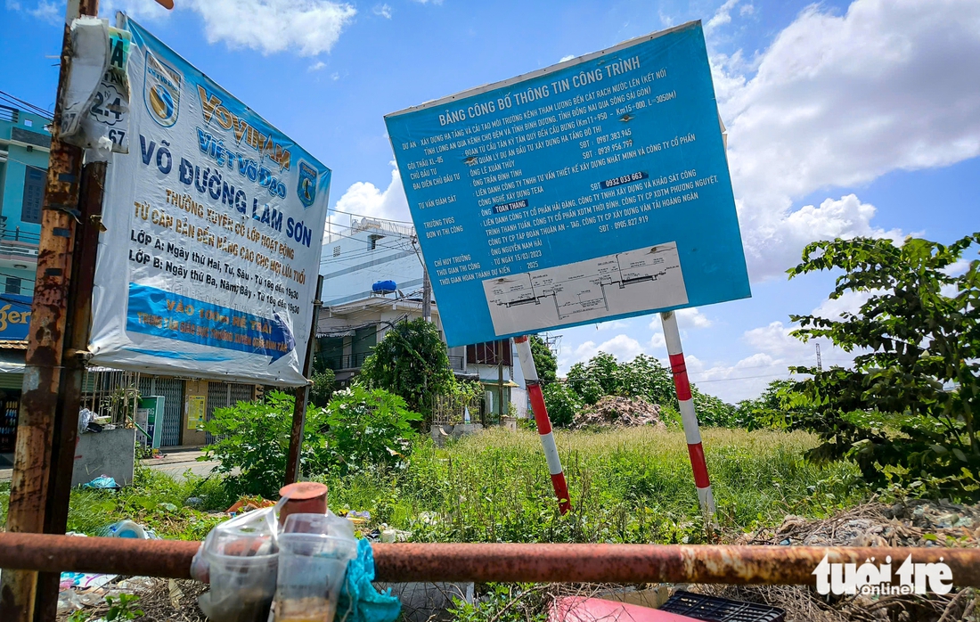 Dự án cải tạo kênh Tham Lương - Bến Cát - rạch Nước Lên chậm: Nơi thảm nhựa, nơi cây cỏ quá đầu - Ảnh 4.
