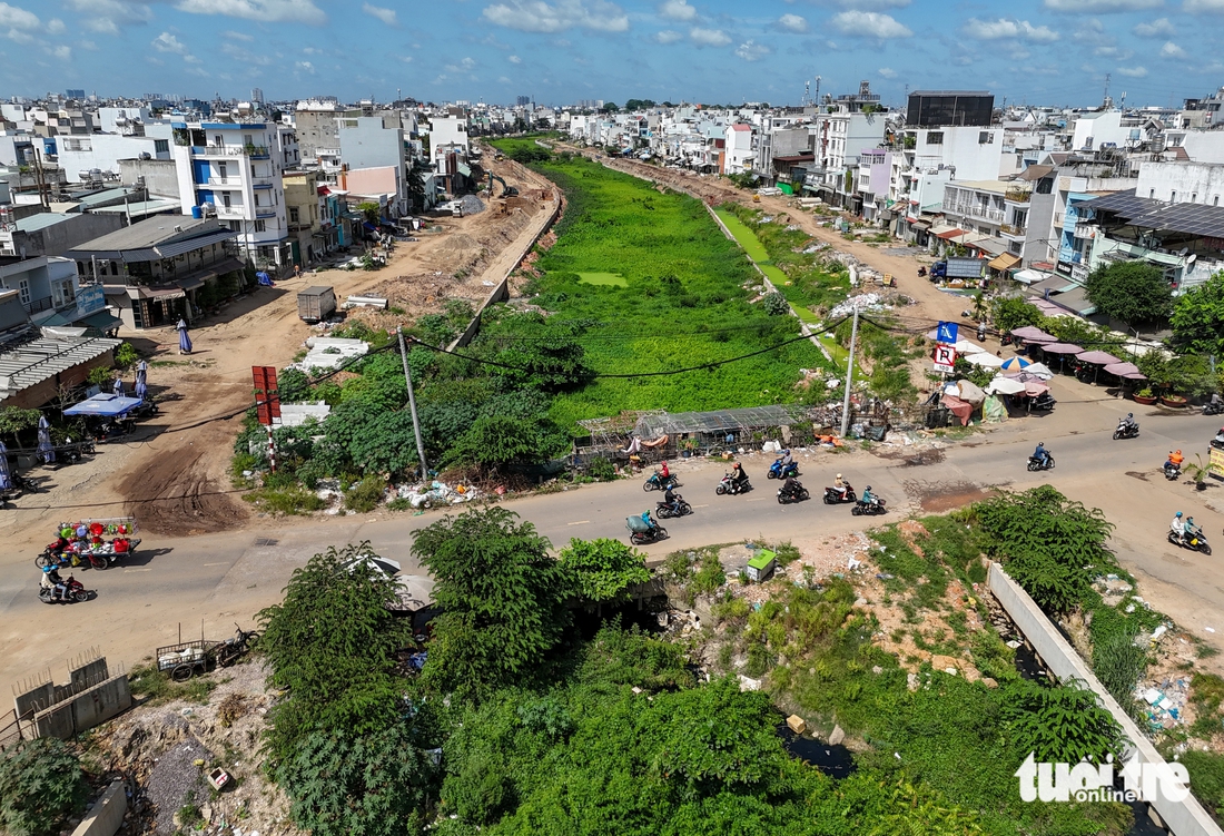 Dự án cải tạo kênh Tham Lương - Bến Cát - rạch Nước Lên chậm: Nơi thảm nhựa, nơi cây cỏ quá đầu - Ảnh 11.
