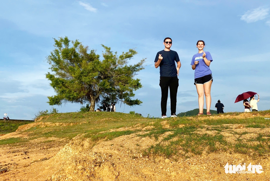 Mê mẩn hồ Phú Ninh mùa nước cạn, du khách đổ về check-in cây cô đơn - Ảnh 3.