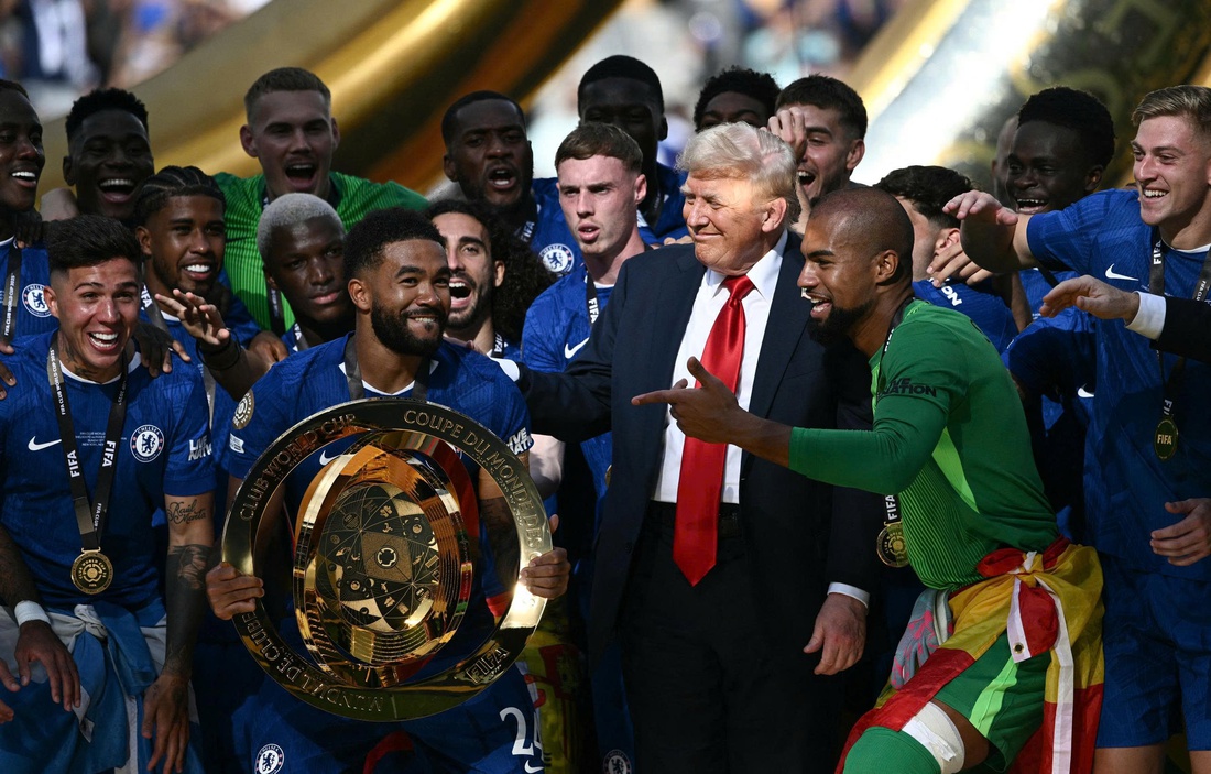 Tổng thống Donald Trump trao huy chương cho Chelsea - Ảnh 1.