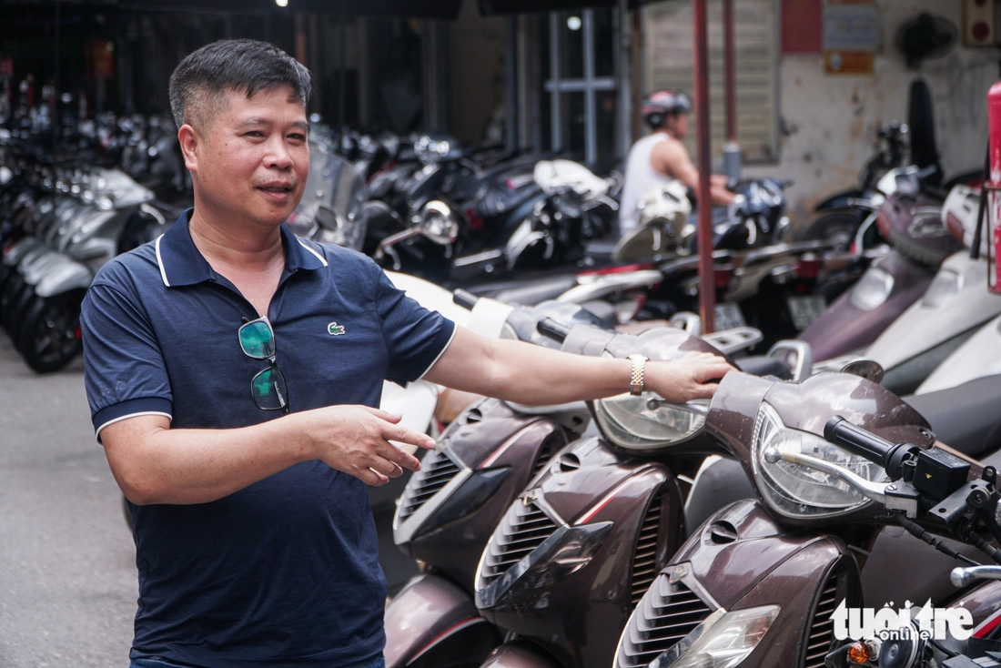 Cảnh vắng lặng tại chợ xe lớn nhất Hà Nội sau thông tin cấm xe máy xăng vào vành đai 1 - Ảnh 3.