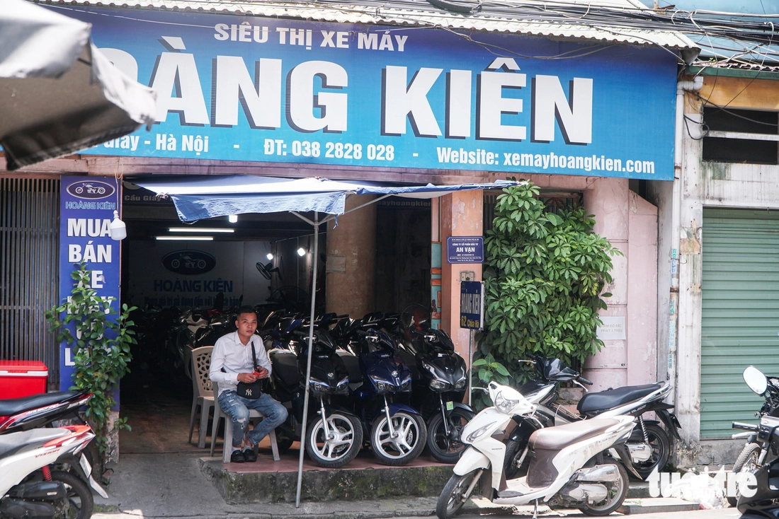 Cảnh vắng lặng tại chợ xe lớn nhất Hà Nội sau thông tin cấm xe máy xăng vào vành đai 1 - Ảnh 6.