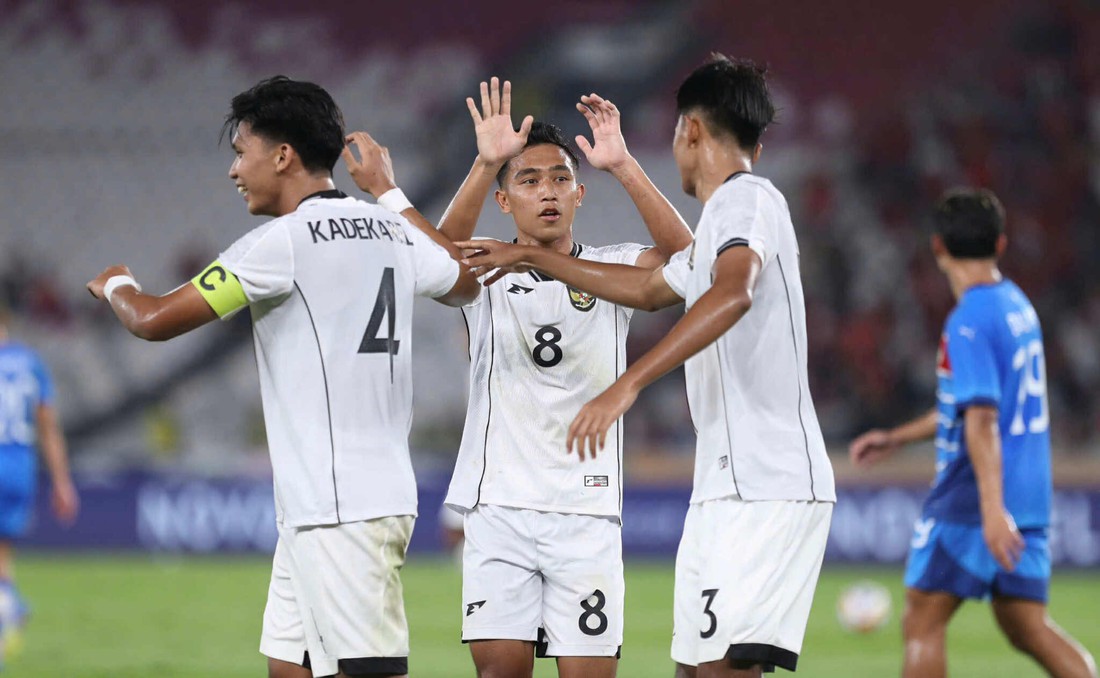 Bài ném biên như phạt góc giúp U23 Indonesia hạ gục Philippines - Ảnh 1.