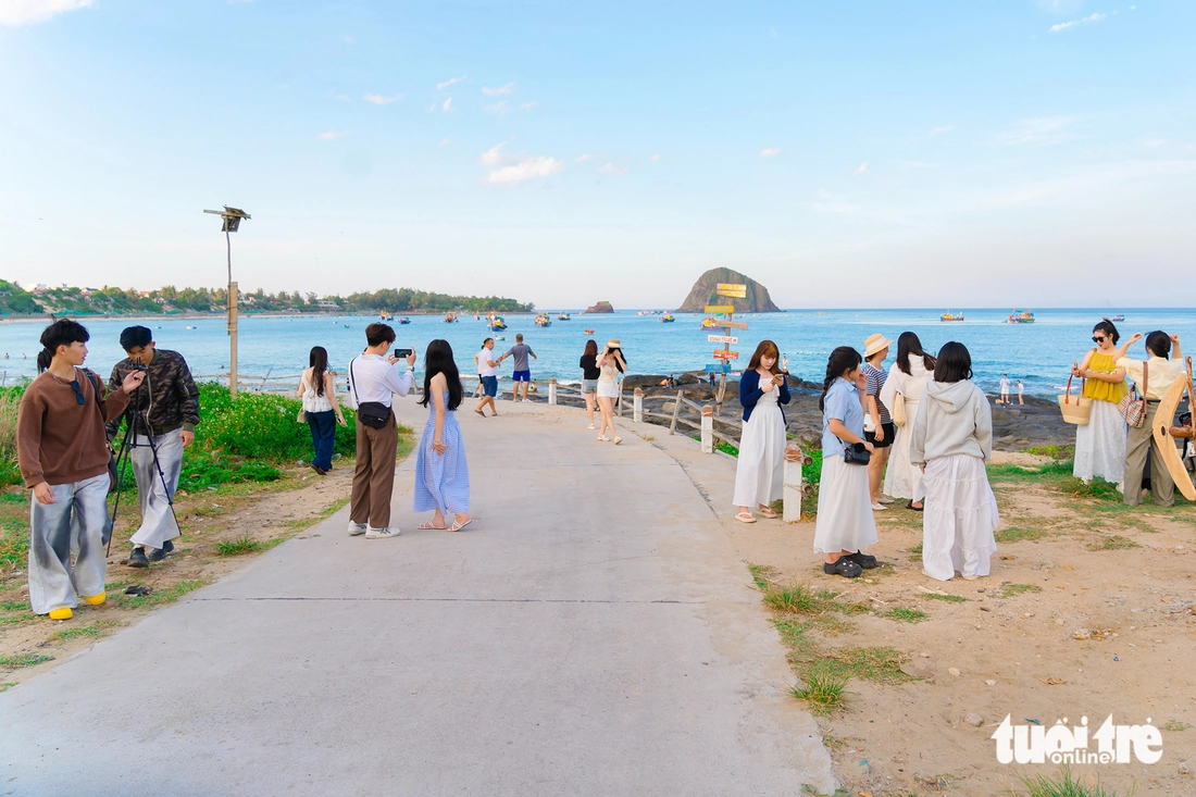 Bạn trẻ khắp nơi check-in con đường đẹp như mơ ở Hòn Yến- Ảnh 2. Bạn trẻ khắp nơi check-in con đường đẹp như mơ ở Hòn Yến - Ảnh 2.