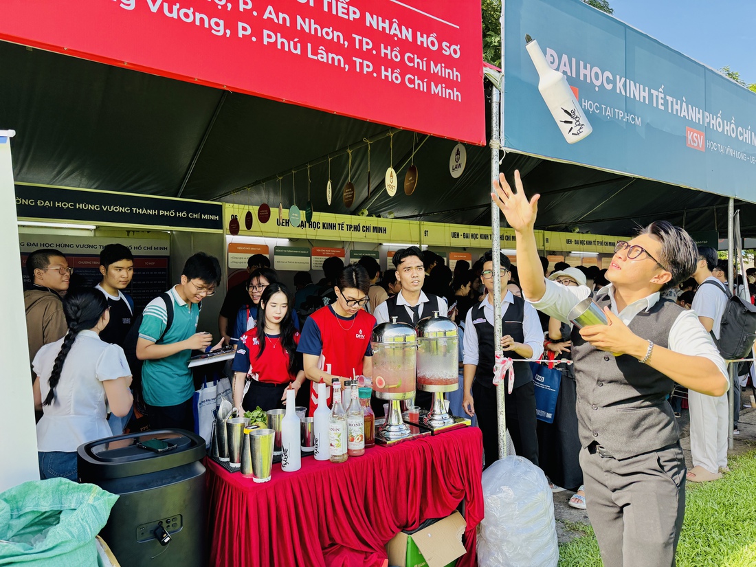 Nhiều cách tư vấn xét tuyển đại học 'độc, lạ' - Ảnh 4.