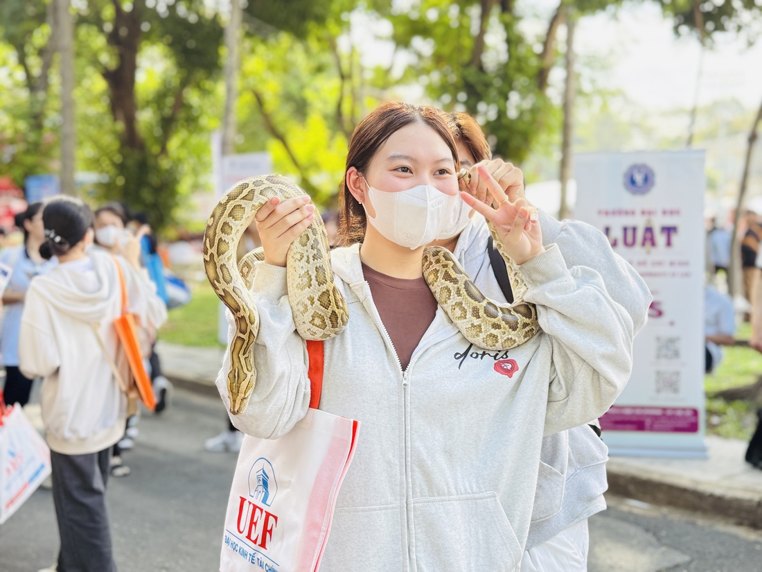 Nhiều cách tư vấn xét tuyển đại học 'độc, lạ' - Ảnh 6.