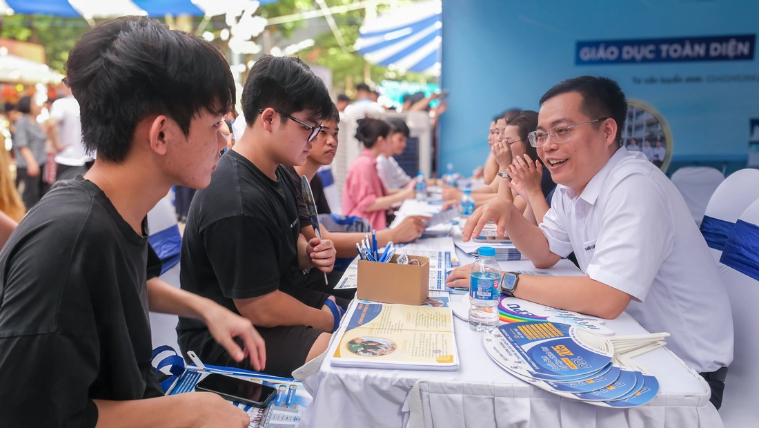 Thí sinh - phụ huynh tìm ngành học 'không lỗi thời', tránh bị AI thay thế - Ảnh 3. ngành học - Ảnh 3.