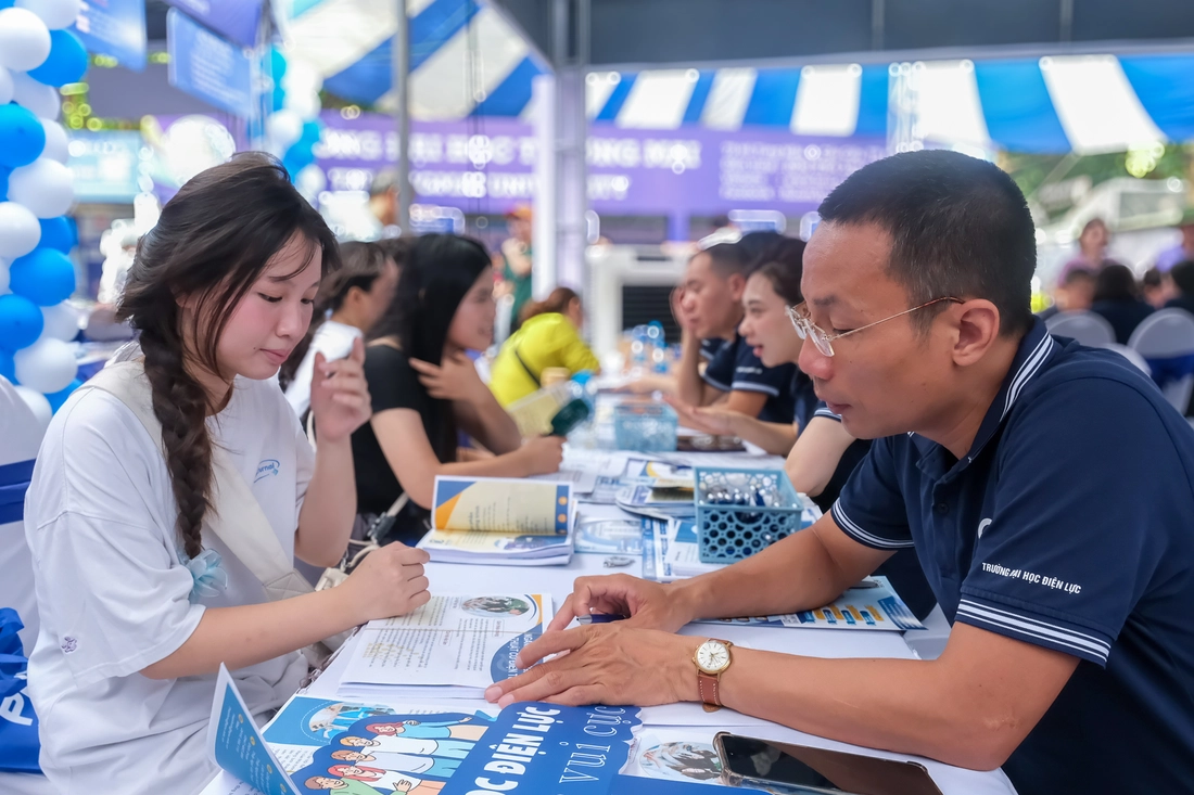 Thí sinh - phụ huynh tìm ngành học 'không lỗi thời', tránh bị AI thay thế - Ảnh 2. ngành học - Ảnh 2.