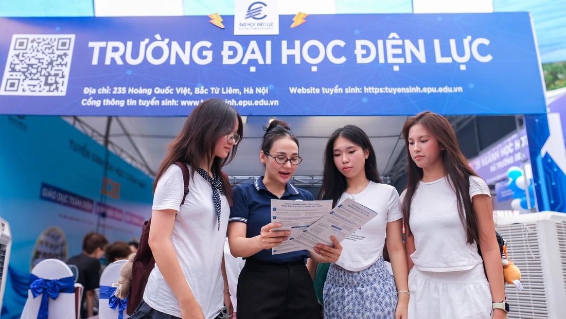 Thí sinh - phụ huynh tìm ngành học 'không lỗi thời', tránh bị AI thay thế - Ảnh 1. ngành học - Ảnh 1.