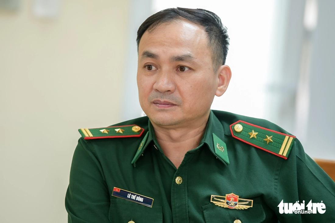 Ba mươi phút nghẹt thở cứu người mắc kẹt trên tàu Vịnh Xanh 58 bị lật - Ảnh 2.