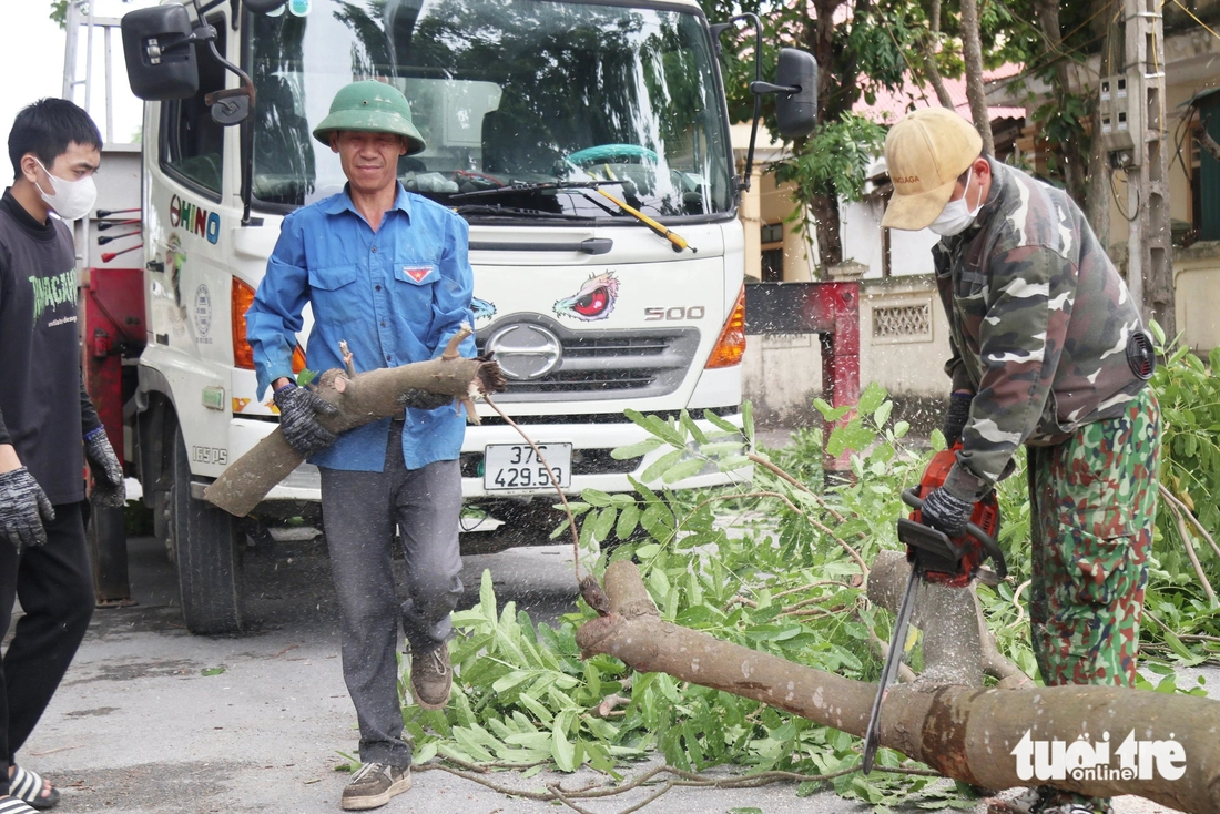Bất chấp lệnh cấm, nhiều du khách vẫn tắm biển Cửa Lò trước bão số 3 - Ảnh 9.