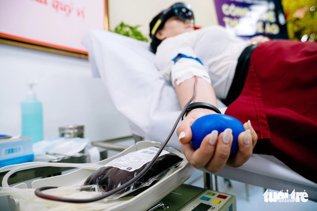 Hành trình giọt máu vàng cứu người ở Bệnh viện Chợ Rẫy - Ảnh 5. Hiến máu - Ảnh 4.