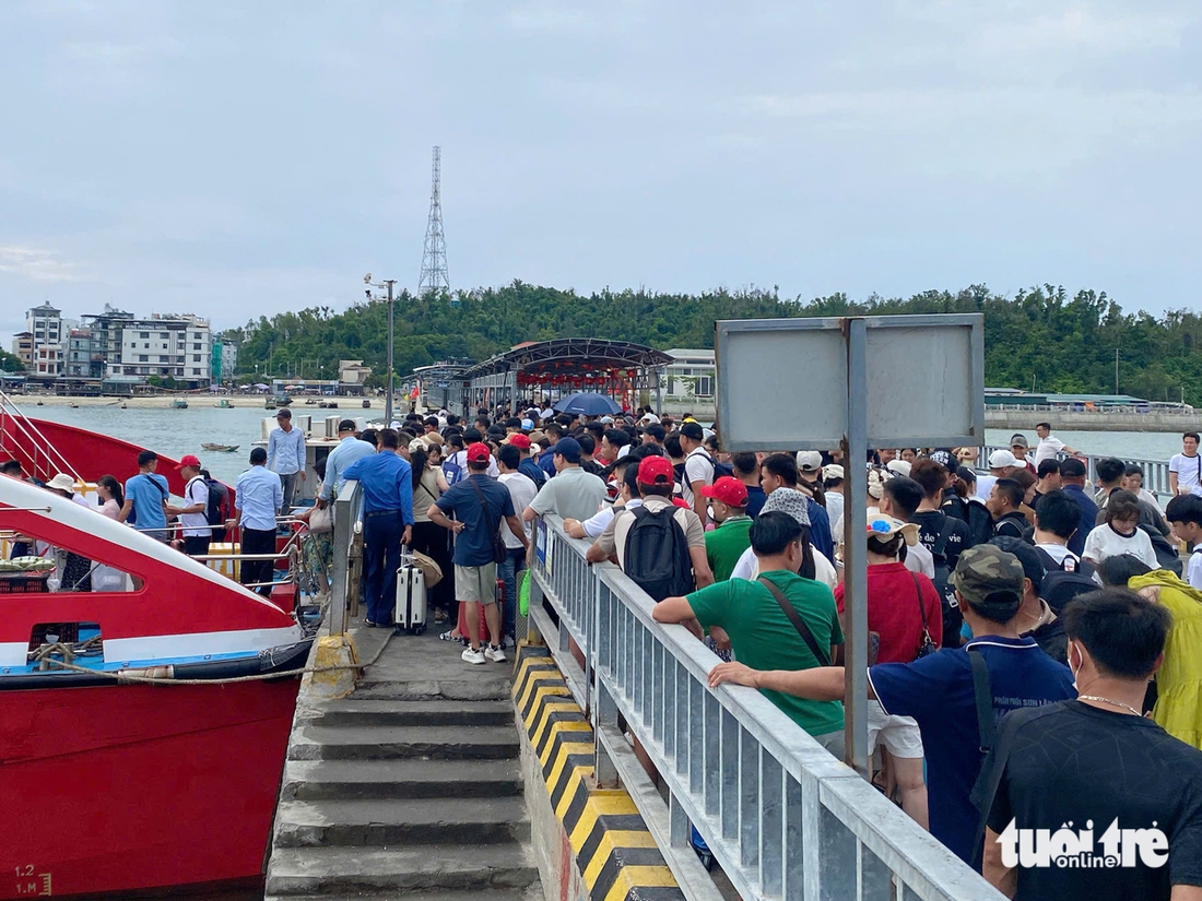 Đưa 7.500 người dân lên bờ, giúp dân chằng chống nhà cửa trước bão số 3 Wipha - Ảnh 2.