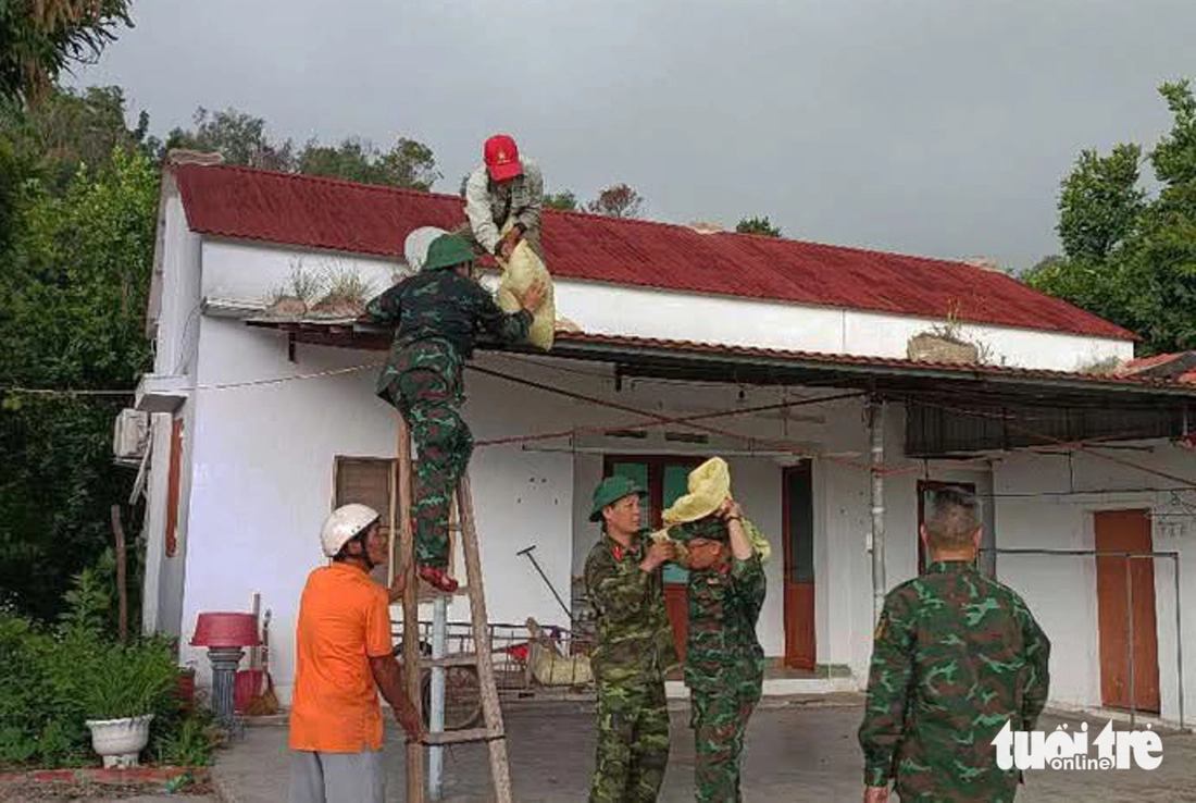 Đưa 7.500 người dân lên bờ, giúp dân chằng chống nhà cửa trước bão số 3 Wipha - Ảnh 5.
