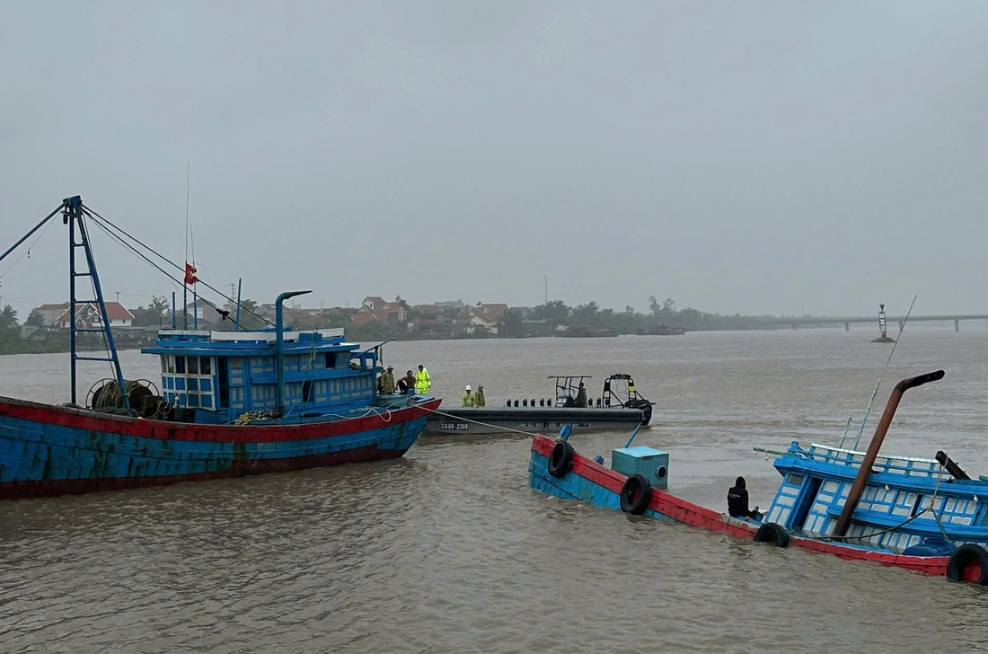 Bão số 3 suy yếu dần, vùng ven biển có gió quật mạnh - Ảnh 12. Bão số 3 suy yếu dần, vùng ven biển có gió quật mạnh - Ảnh 12.