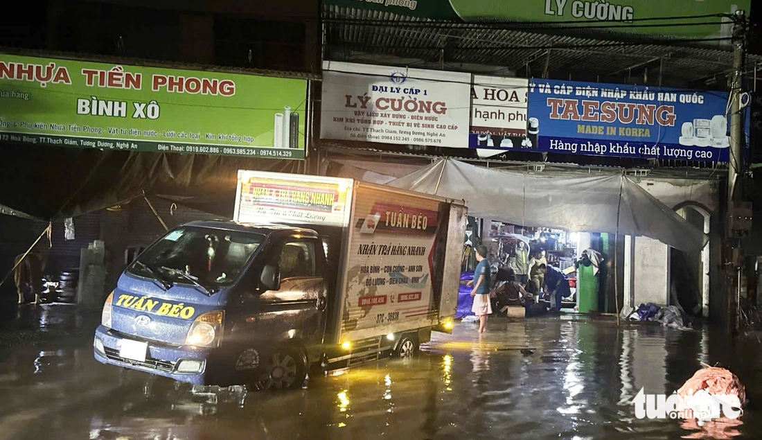 Nhiều xã ở Nghệ An ngập lụt do mưa lũ, sơ tán dân trong đêm - Ảnh 10.