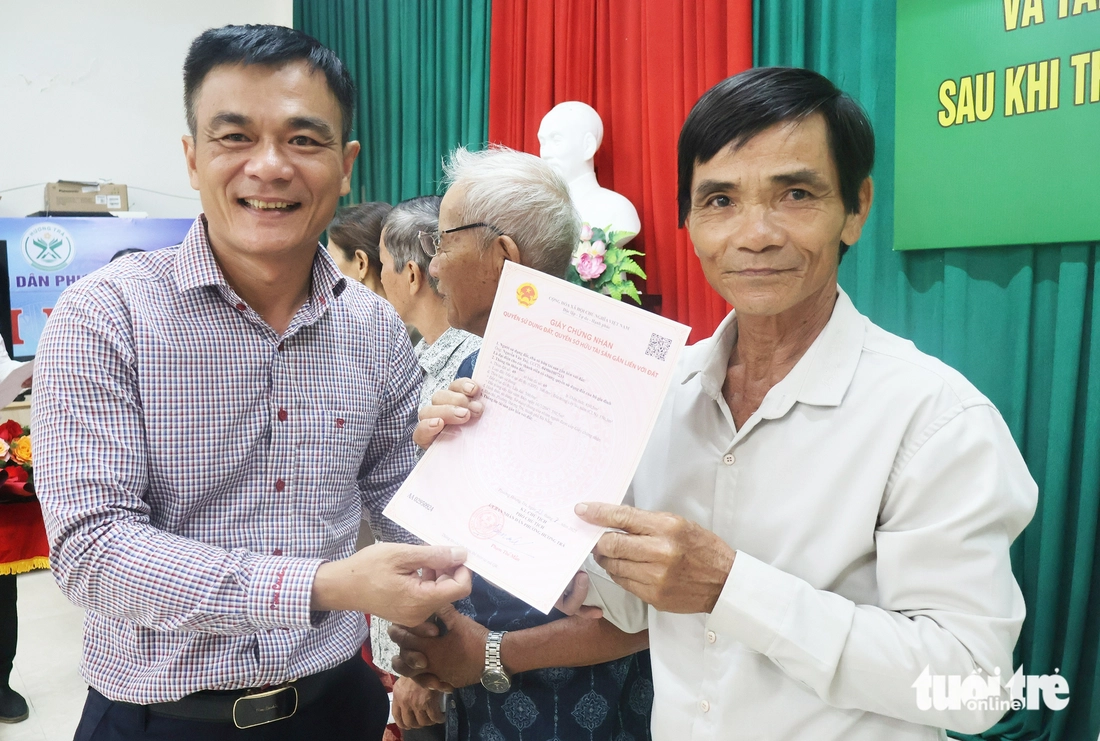 Cầm 7 sổ đỏ được phường cấp, cụ ông mừng vui ra mặt - Ảnh 1.