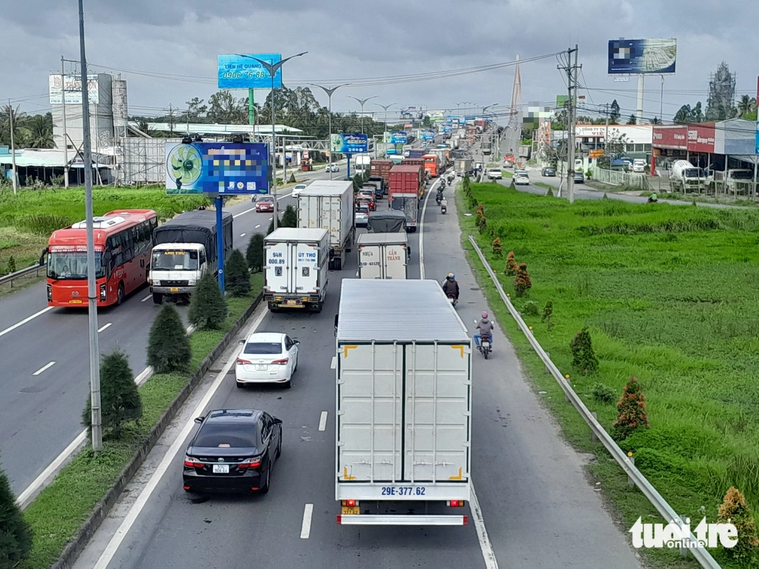 Cầu Cần Thơ liên tục kẹt xe do tai nạn giao thông - Ảnh 1.