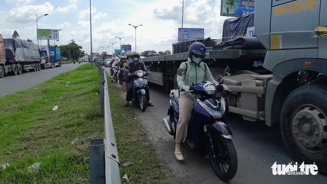 Cầu Cần Thơ liên tục kẹt xe do tai nạn giao thông - Ảnh 4.
