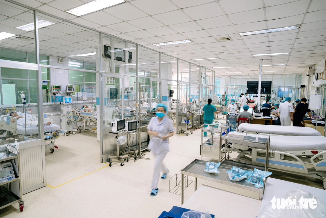 Sốt xuất huyết BV Bệnh nhiệt đới - Ảnh 3. Ca sốt xuất huyết nặng tăng nhanh, nhiều bệnh nhân còn trẻ - Ảnh 3.