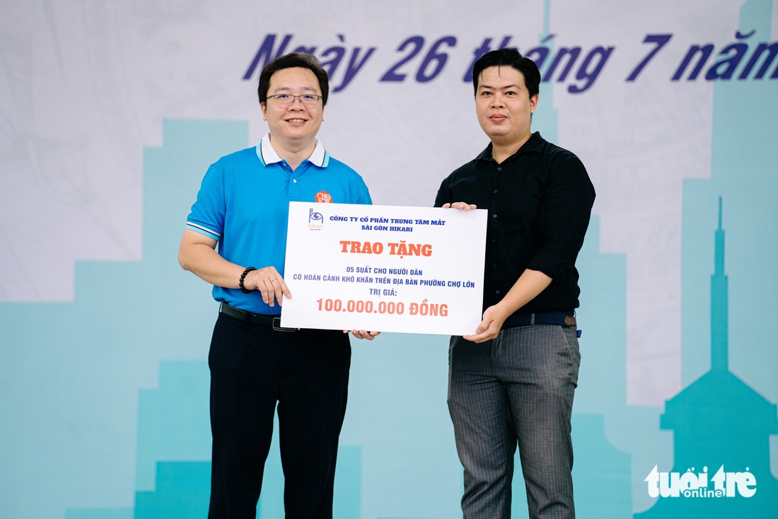 Được cắt tóc, khám bệnh miễn phí trong Ngày hội An sinh xã hội phường Chợ Lớn - Ảnh 2.