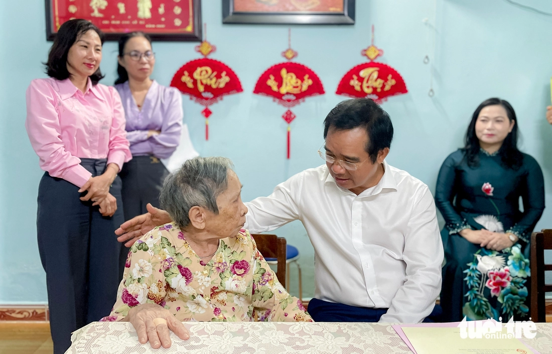 Lãnh đạo TP.HCM thăm Côn Đảo: Nghĩa tình từ đất liền đến vùng đặc khu biển đảo - Ảnh 1.