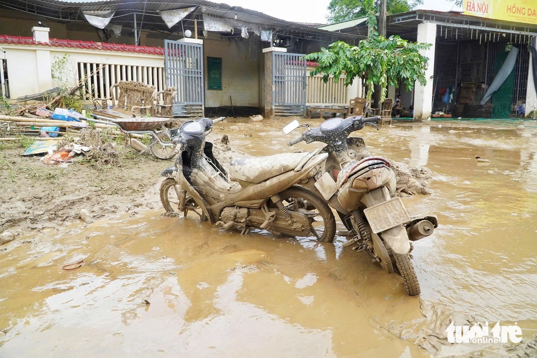 Quân đội, công an dồn lực giúp bà con vùng lũ Nghệ An khắc phục thiệt hại - Ảnh 9.