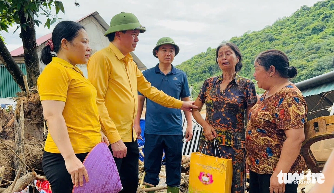 Quân đội, công an dồn lực giúp bà con vùng lũ Nghệ An khắc phục thiệt hại - Ảnh 12.
