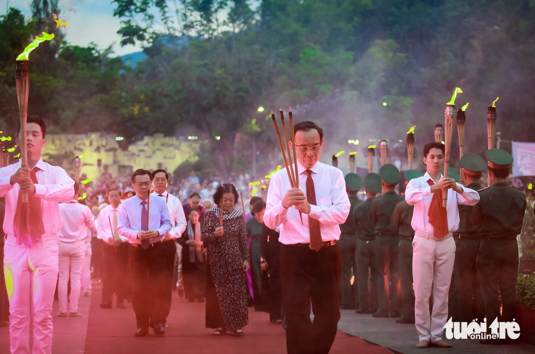 Bí thư Nguyễn Văn Nên cùng đoàn lãnh đạo TP.HCM dâng hương, thắp nến tri ân tại Côn Đảo - Ảnh 1.