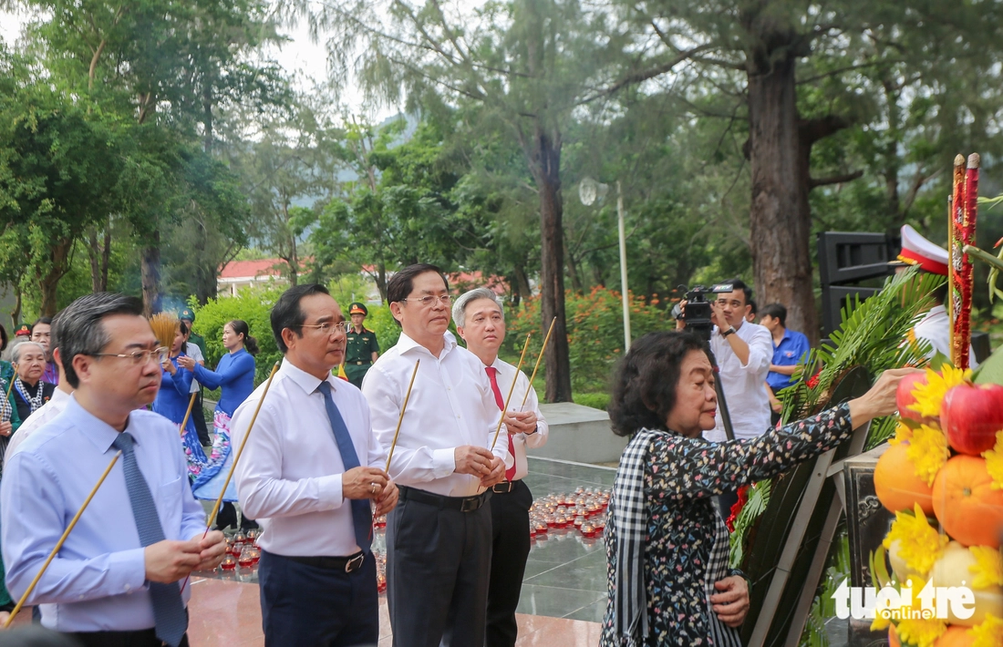 Bí thư Nguyễn Văn Nên cùng đoàn lãnh đạo TP.HCM dâng hương, thắp nến tri ân tại Côn Đảo - Ảnh 3.