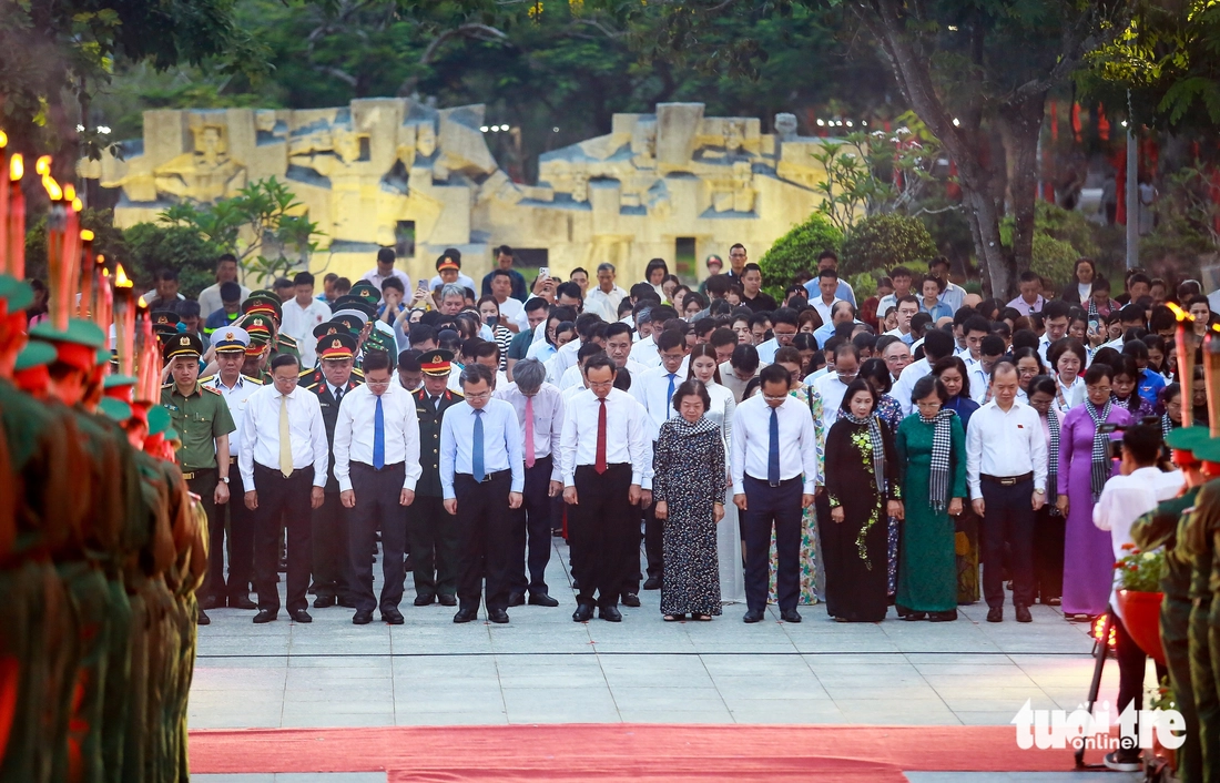 Bí thư Nguyễn Văn Nên cùng đoàn lãnh đạo TP.HCM dâng hương, thắp nến tri ân tại Côn Đảo - Ảnh 4.