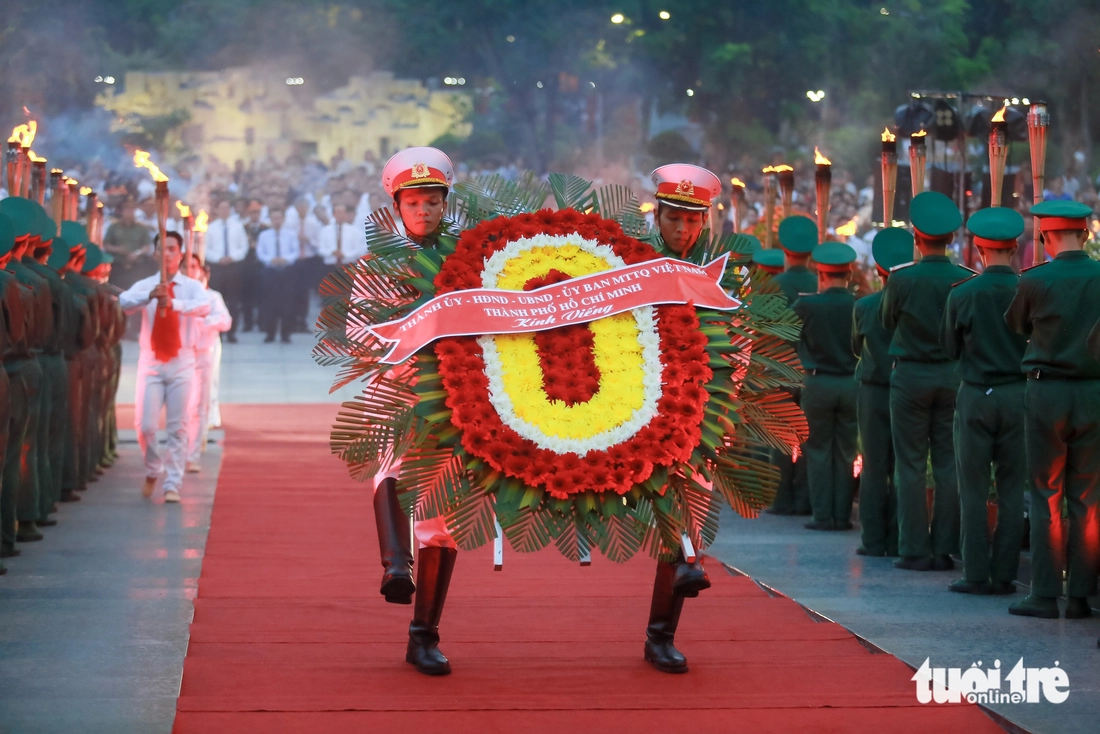 Bí thư Nguyễn Văn Nên cùng đoàn lãnh đạo TP.HCM dâng hương, thắp nến tri ân tại Côn Đảo - Ảnh 5.