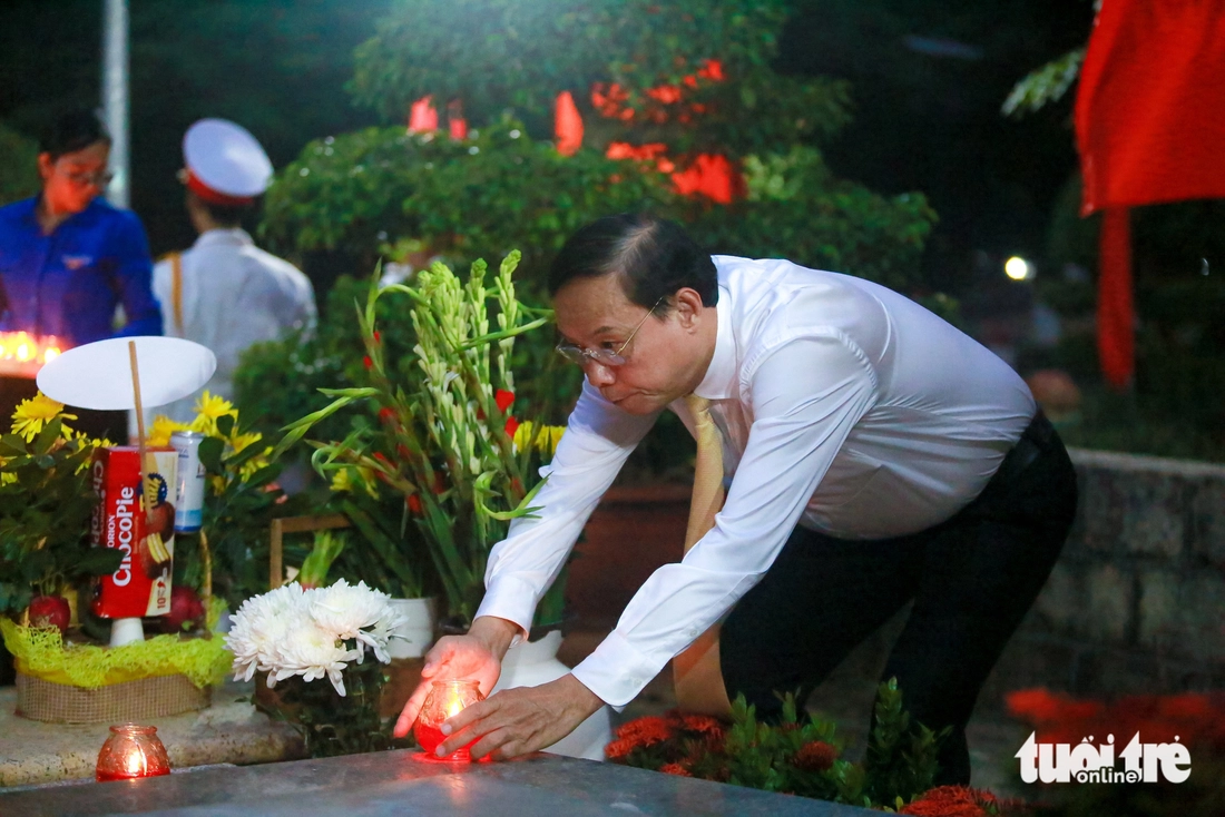 Bí thư Nguyễn Văn Nên cùng đoàn lãnh đạo TP.HCM dâng hương, thắp nến tri ân tại Côn Đảo - Ảnh 9.