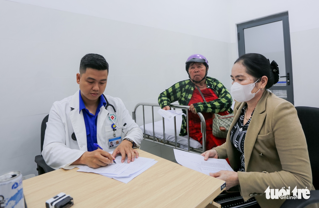 Bác sĩ trẻ mang y tế chuyên sâu đến gần hơn với người dân Côn Đảo- Ảnh 3. Bác sĩ trẻ mang y tế chuyên sâu đến gần hơn với người dân Côn Đảo - Ảnh 2.