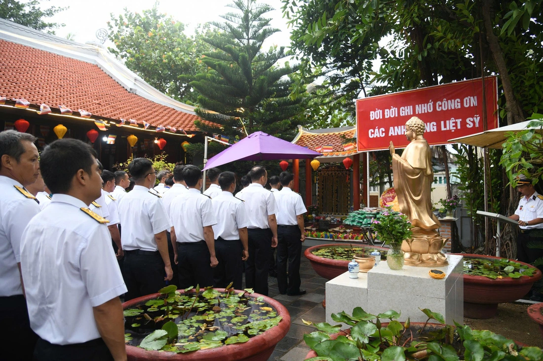 Thả hàng trăm hoa đăng xuống biển tưởng nhớ anh hùng liệt sĩ Trường Sa - Ảnh 5.