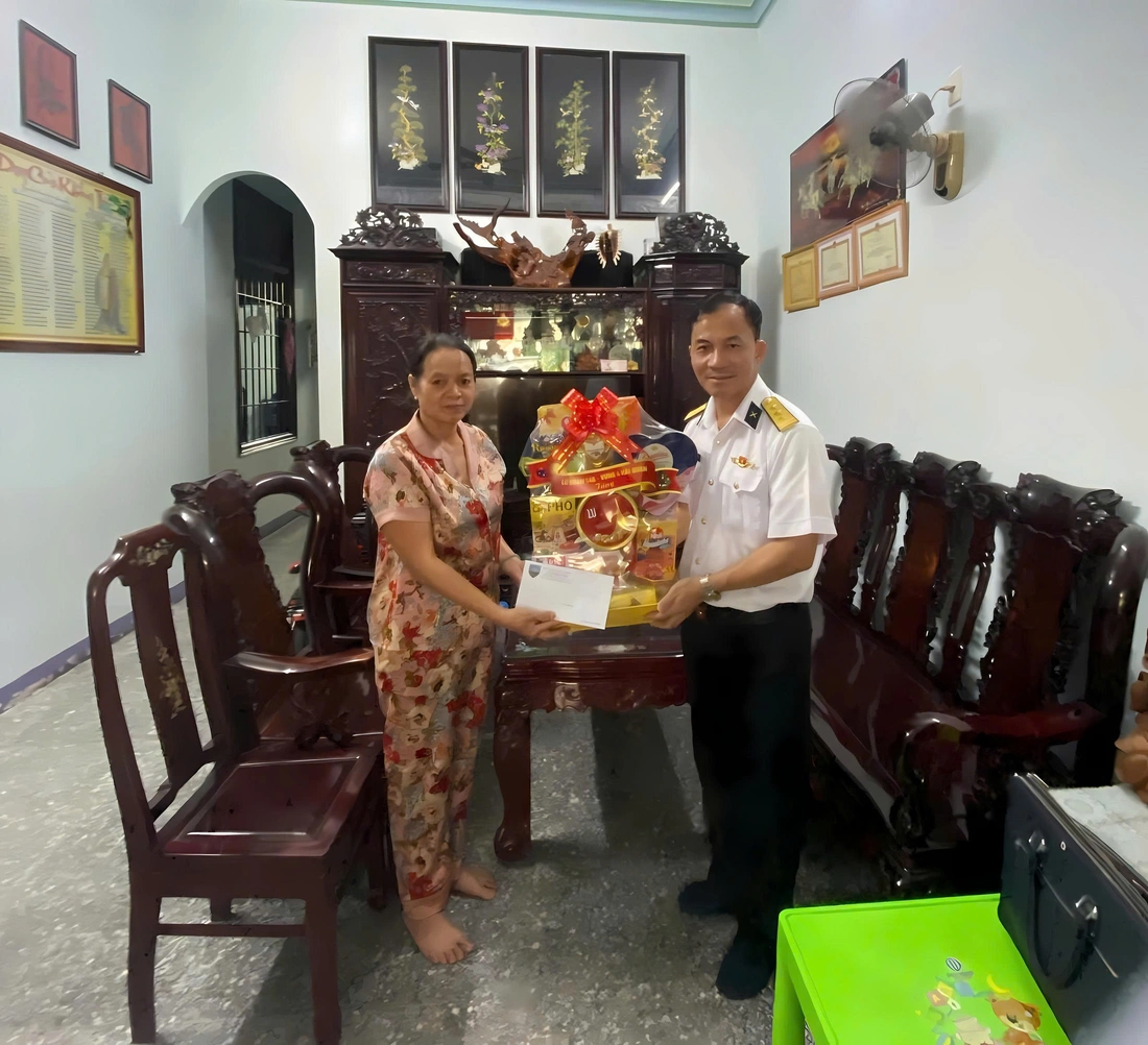 Thả hàng trăm hoa đăng xuống biển tưởng nhớ anh hùng liệt sĩ Trường Sa - Ảnh 7.