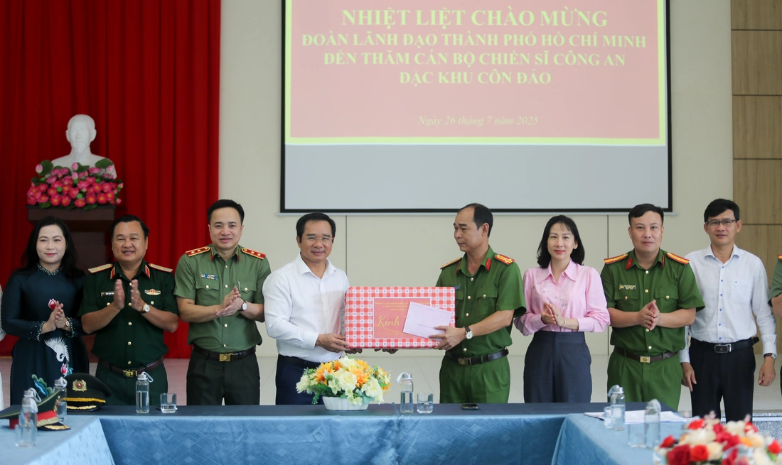 Lãnh đạo TP.HCM thăm Côn Đảo: Nghĩa tình từ đất liền đến vùng đặc khu biển đảo - Ảnh 4.