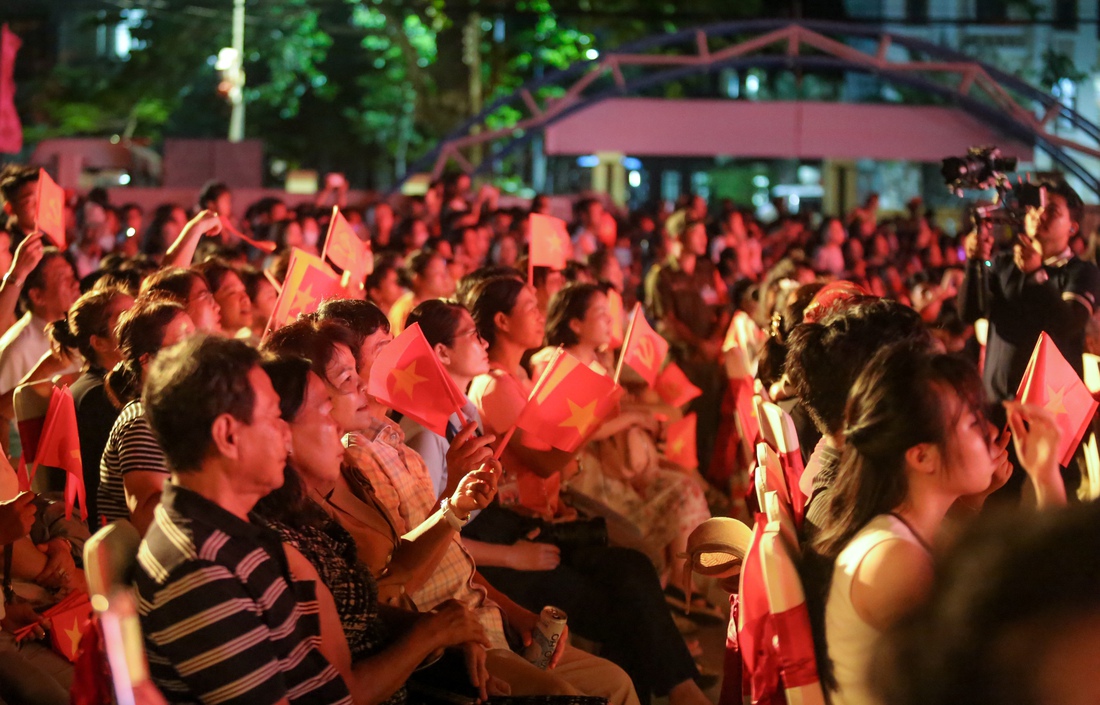 ‘Côn Đảo - Bản hùng ca bất tử’ thu hút đông đảo người dân trong đêm nghệ thuật tri ân - Ảnh 7.