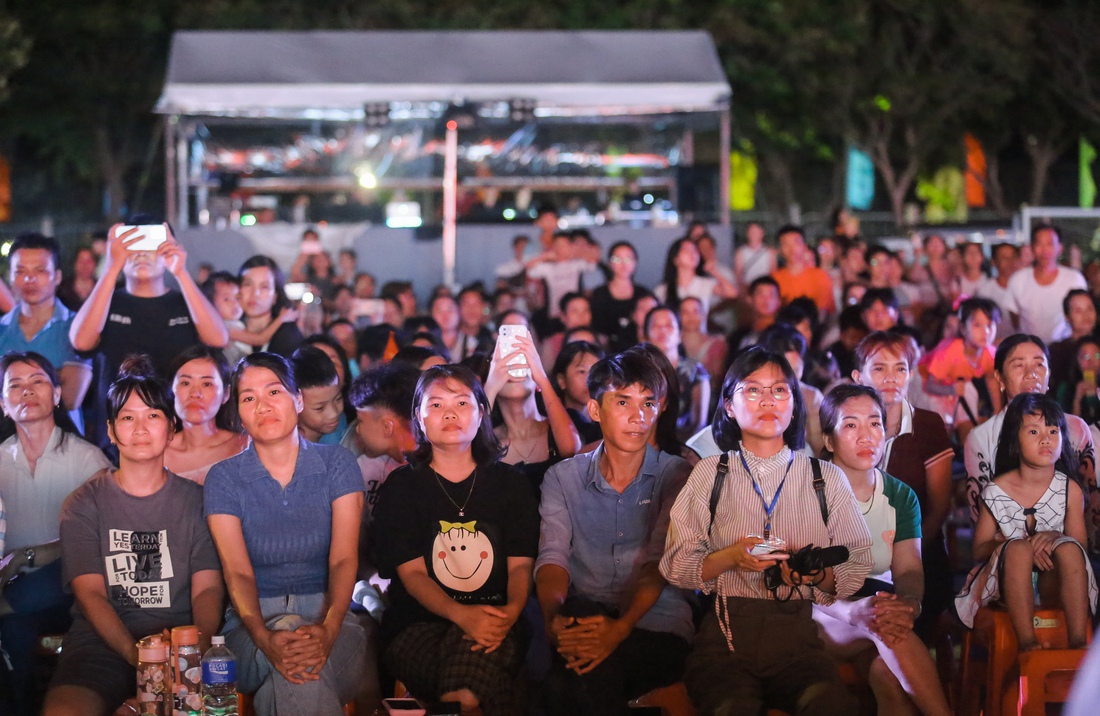 ‘Côn Đảo - Bản hùng ca bất tử’ thu hút đông đảo người dân trong đêm nghệ thuật tri ân - Ảnh 4.