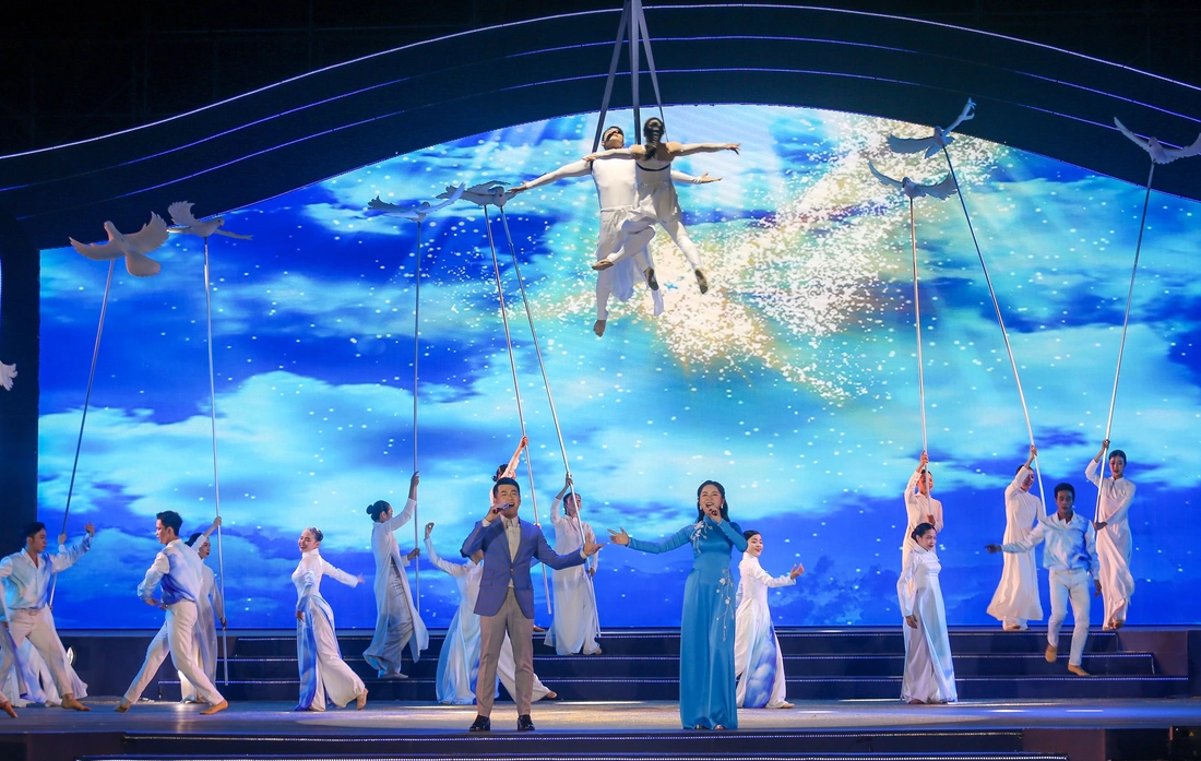 ‘Côn Đảo - Bản hùng ca bất tử’ thu hút đông đảo người dân trong đêm nghệ thuật tri ân - Ảnh 5.