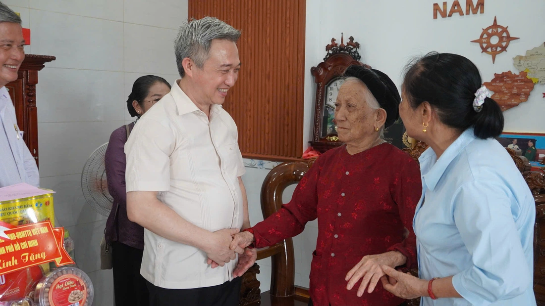 Lãnh đạo TP.HCM thăm Côn Đảo: Nghĩa tình từ đất liền đến vùng đặc khu biển đảo - Ảnh 6.
