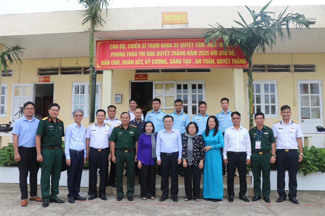 Lãnh đạo TP.HCM thăm Côn Đảo: Nghĩa tình từ đất liền đến vùng đặc khu biển đảo - Ảnh 10.
